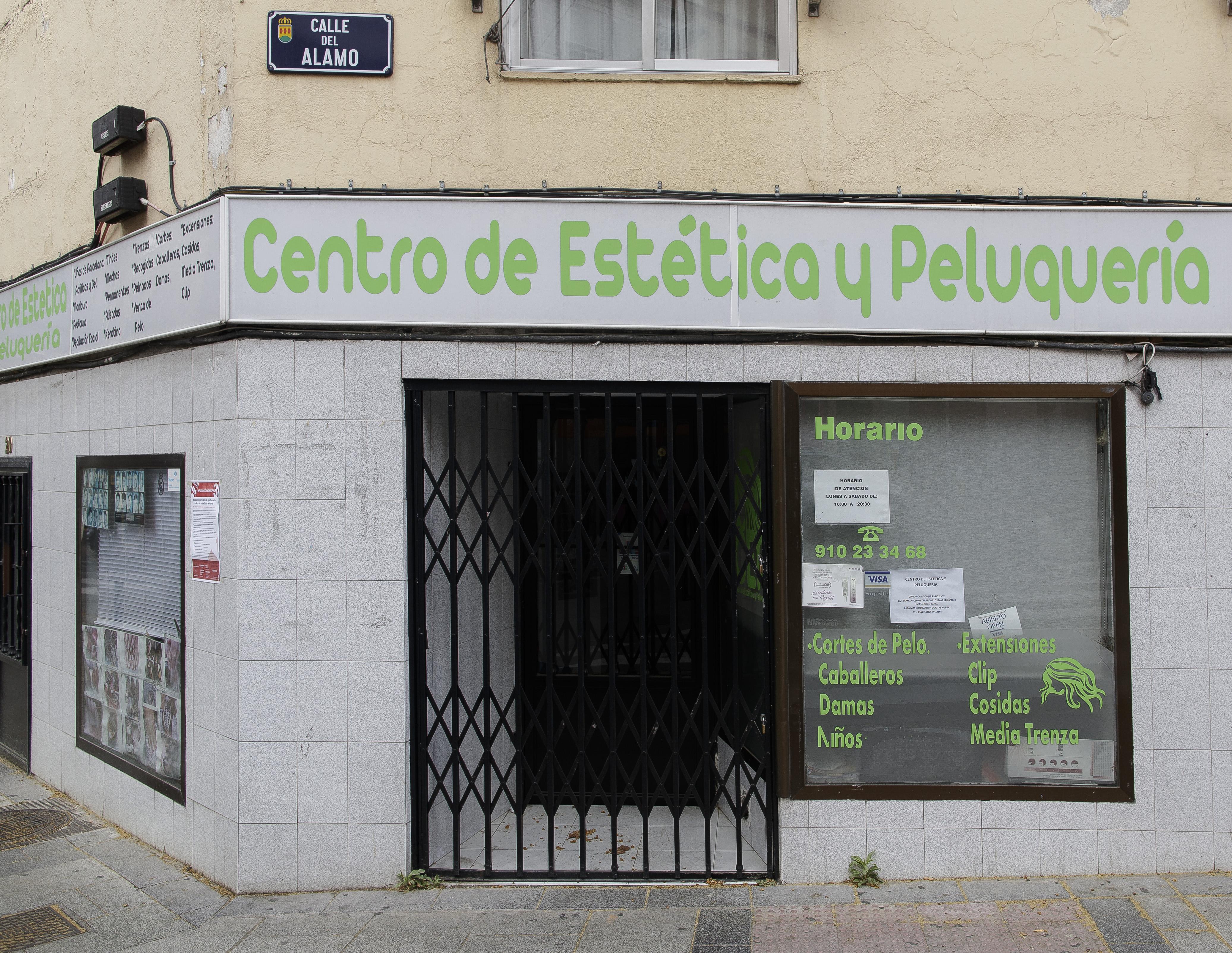 Un centro de estética y peluquería cerrado durante el primer día laborable desde que se decretó el estado de alarma en todo el territorio nacional a consecuencia del coronavirus en Alcorcón (Madrid)