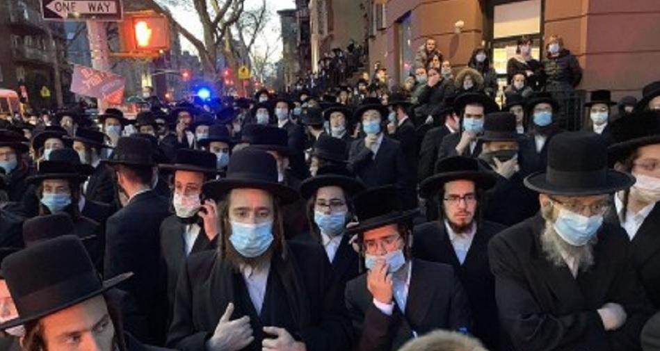 Funeral masivo de ultraortodoxos judíos en Nueva York. Fuente Youtube