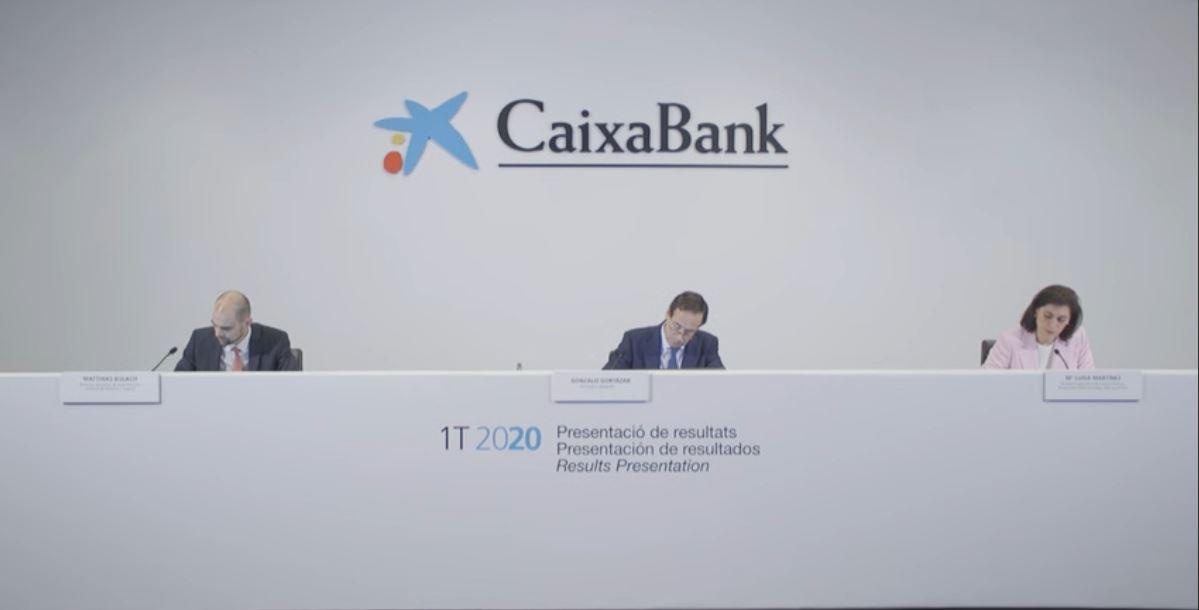 Matthias Bulach, director ejecutivo de Intervención, Control de Gestión y Capital, y Gonzalo Gortázar, CEO de CaixaBank durante la presentación telemática de los resultados del primer trimestre