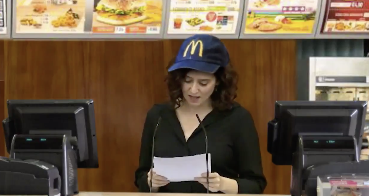 Montaje de Isabel Díaz Ayuso trabajando en un McDondald's