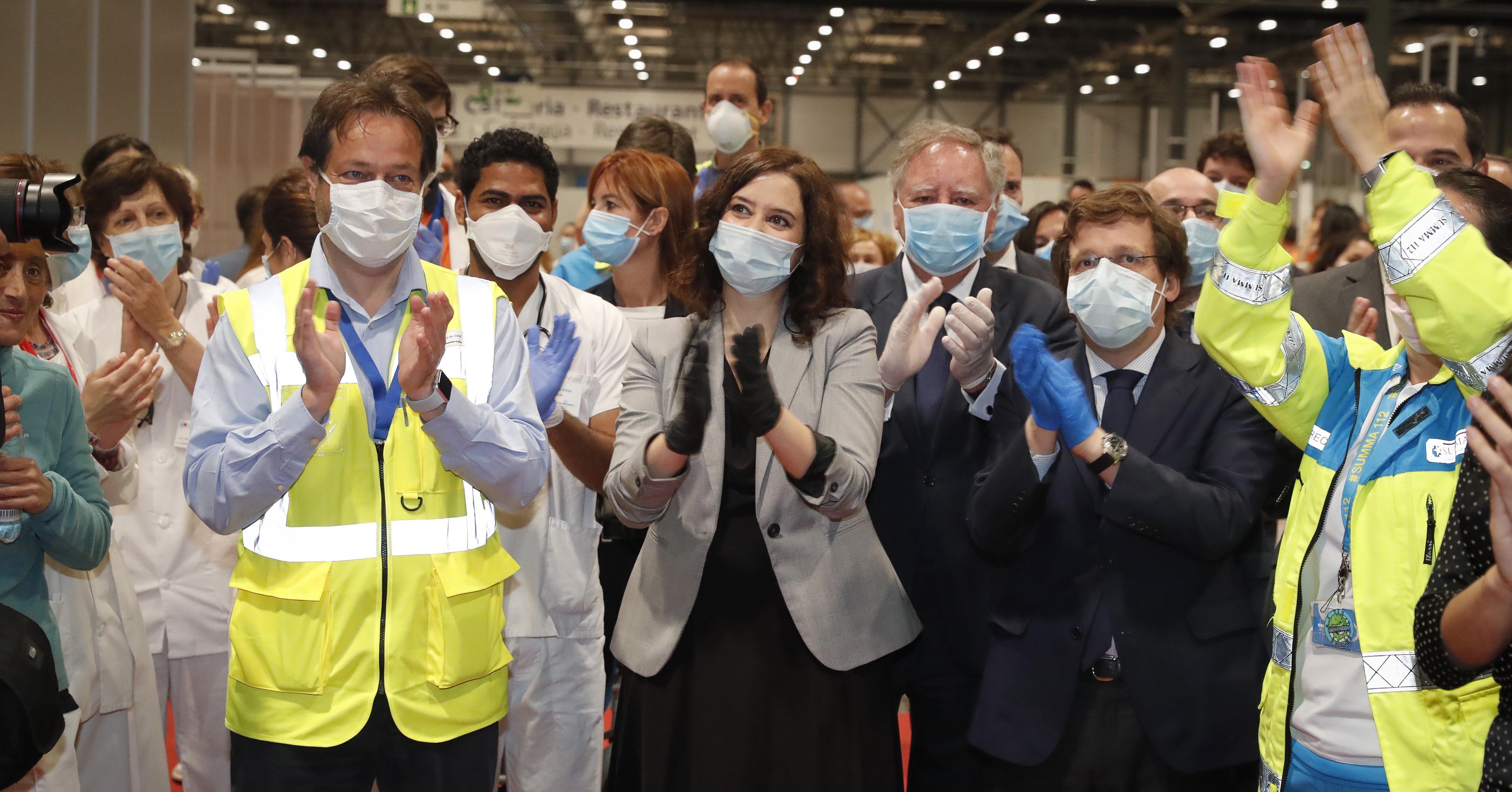 La presidenta de la Comunidad de Madrid, Isabel Díaz Ayuso, junto al alcalde de Madrid, José Luis Martínez Almeida, en la clausura del hospital de IFEMA. 