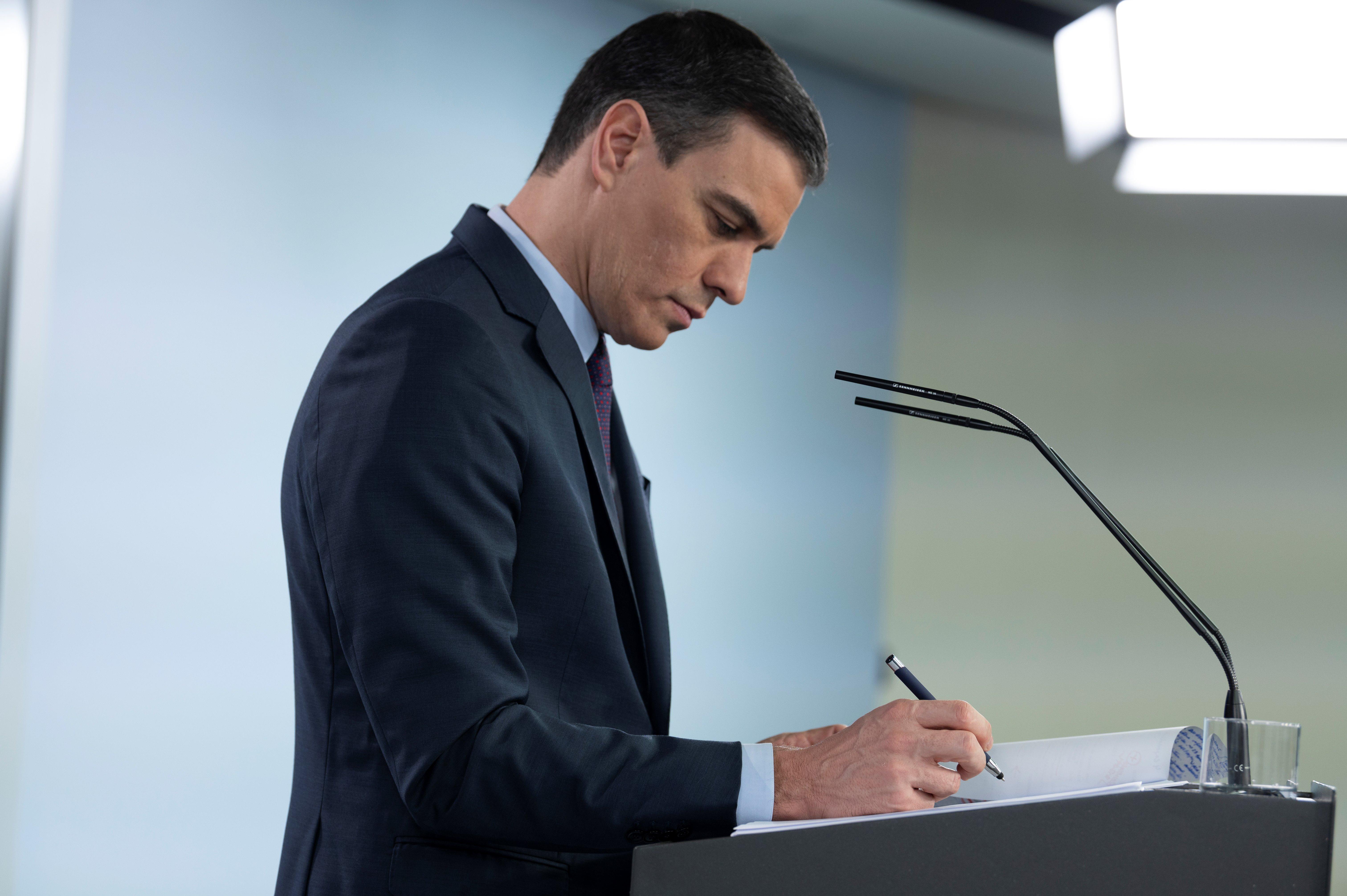 El presidente del Gobierno, Pedro Sánchez, tomando apuntes durante una rueda de prensa ofrecida en La Moncloa. Fuente: EP.