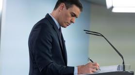 El presidente del Gobierno, Pedro Sánchez, tomando apuntes durante una rueda de prensa ofrecida en La Moncloa. Fuente: EP.