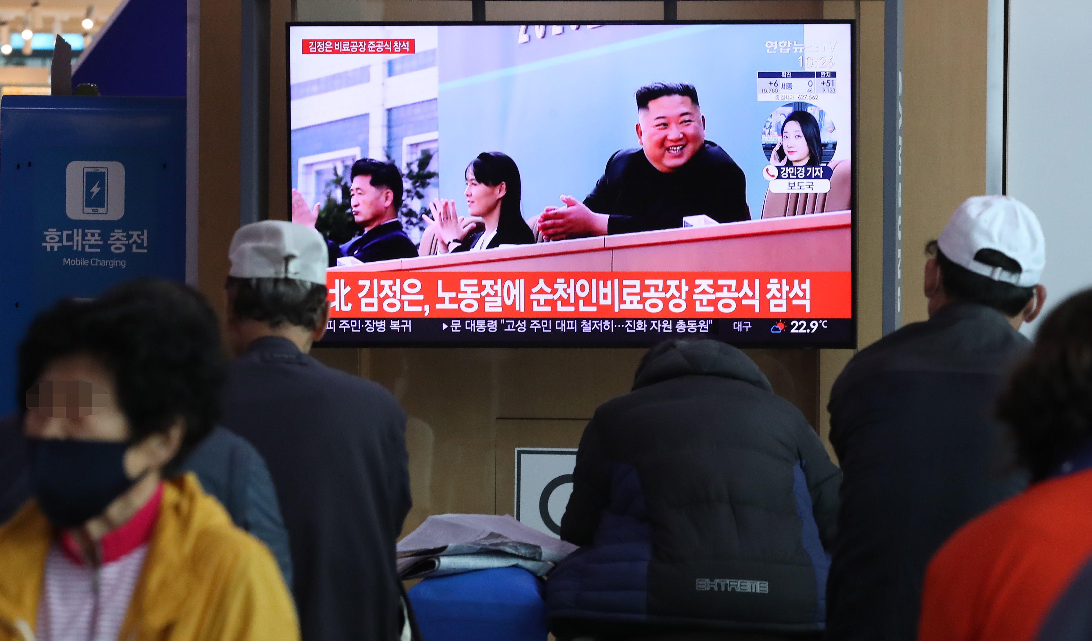 Ciudadanos norcoreanos atienden a la presencia de Kim Jong Un. Fuente: EP.