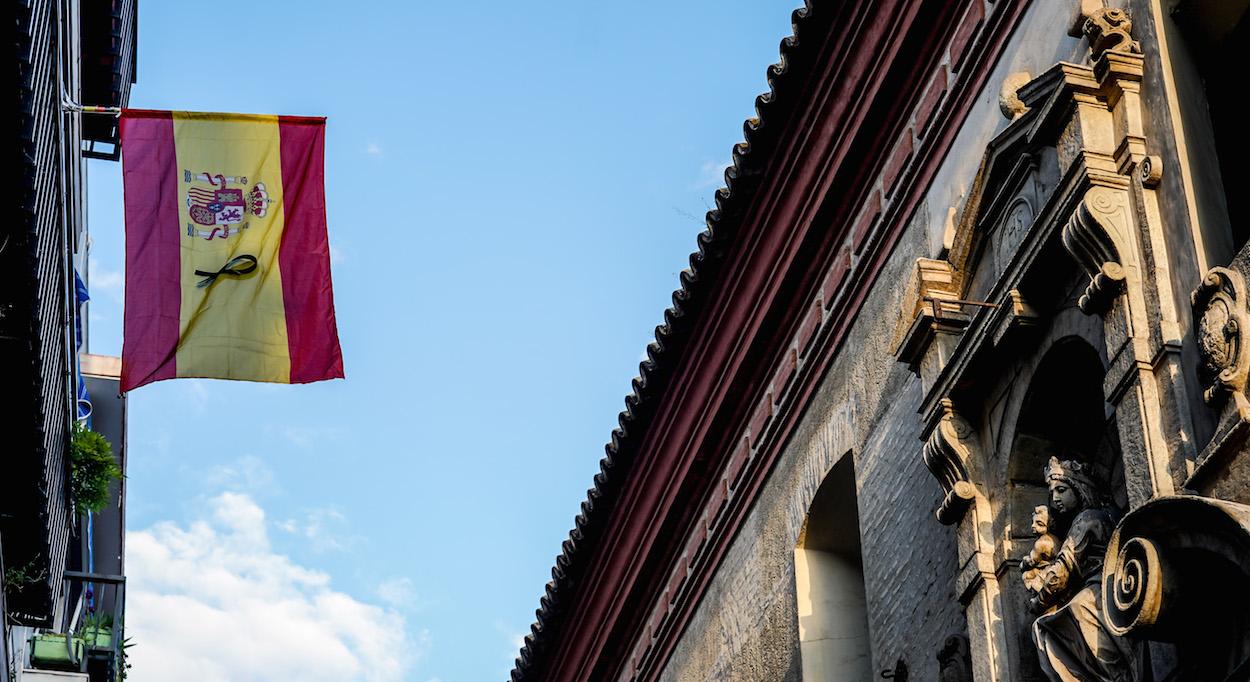 Una bandera colgada con un crespón negro, en pleno centro de Sevilla. EDUARDO BRIONES/EP