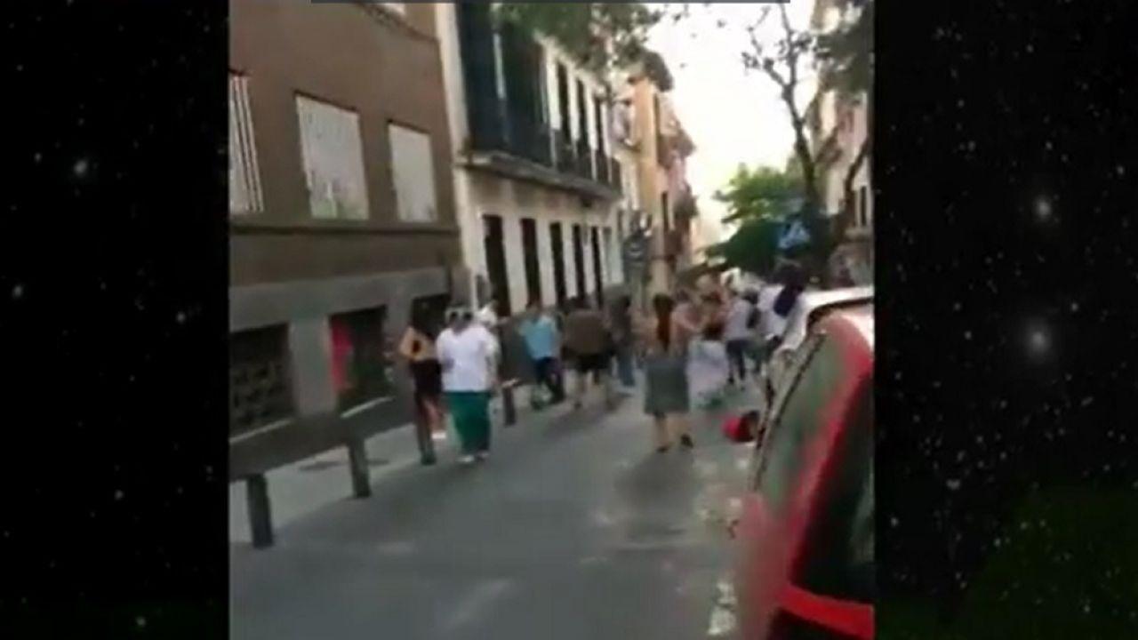 Vecinos de Malasaña (Madrid) se lanzan a las calles para celebrar las fiestas del 2 de mayo. Fuente: Twitter.
