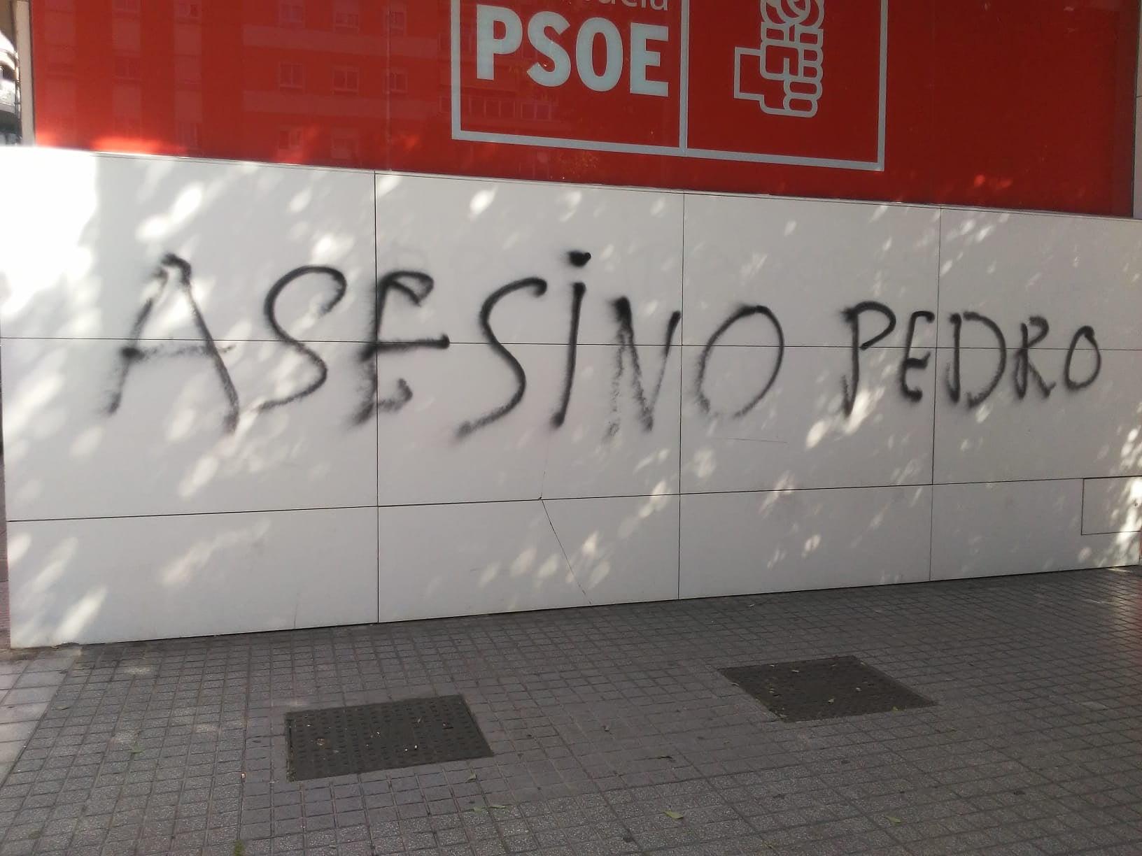 Pintada de 'Asesino Pedro' en la sede del PSOE de Córdoba. Fuente: Twitter.