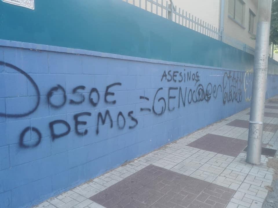 Pintadas de "PSOE y Podemos, asesinos y genocidas" en Málaga. 