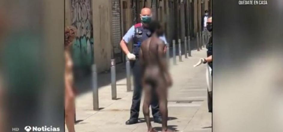 Un hombre y una mujer desnudos por las calles de Barcelona. Fuente Antena 3