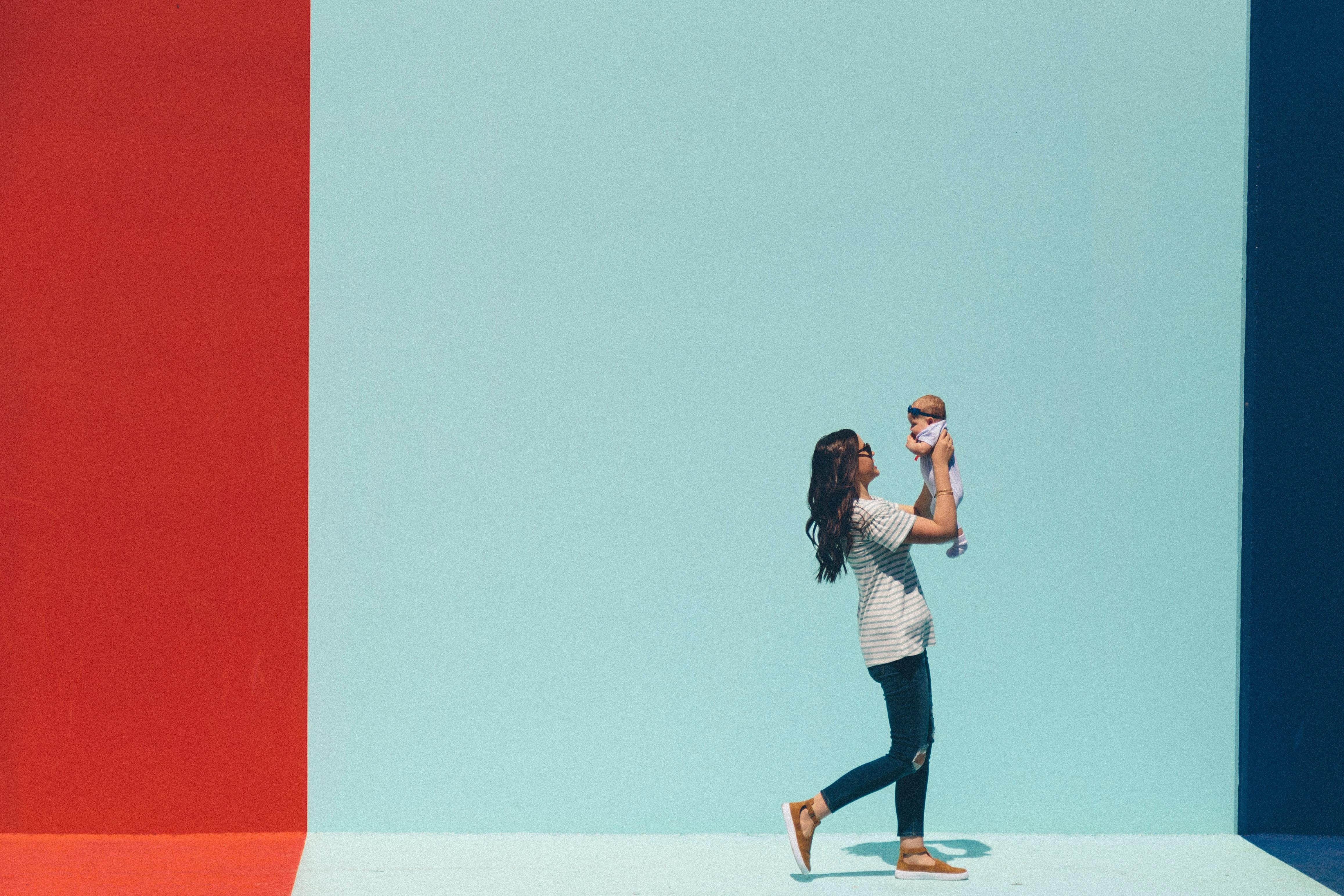 Mujer con bebé. Dakota Corbin para Unsplash