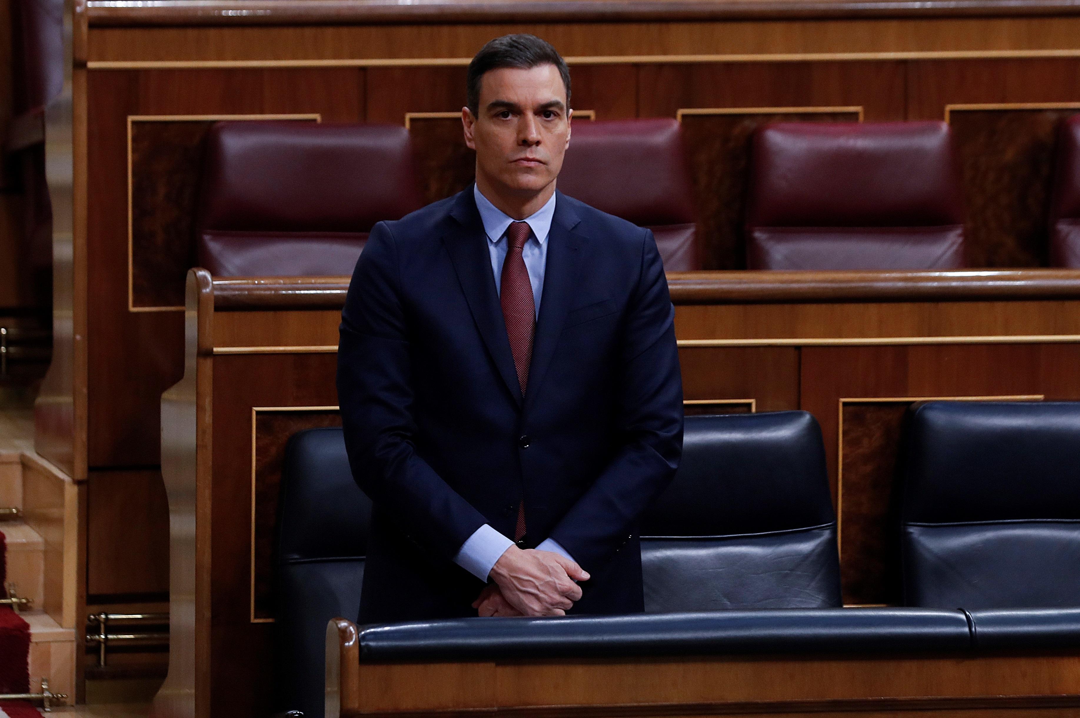 El presidente del Gobierno, Pedro Sánchez, guarda un minuto de silencio en el Congreso de los Diputados. Europa Press.