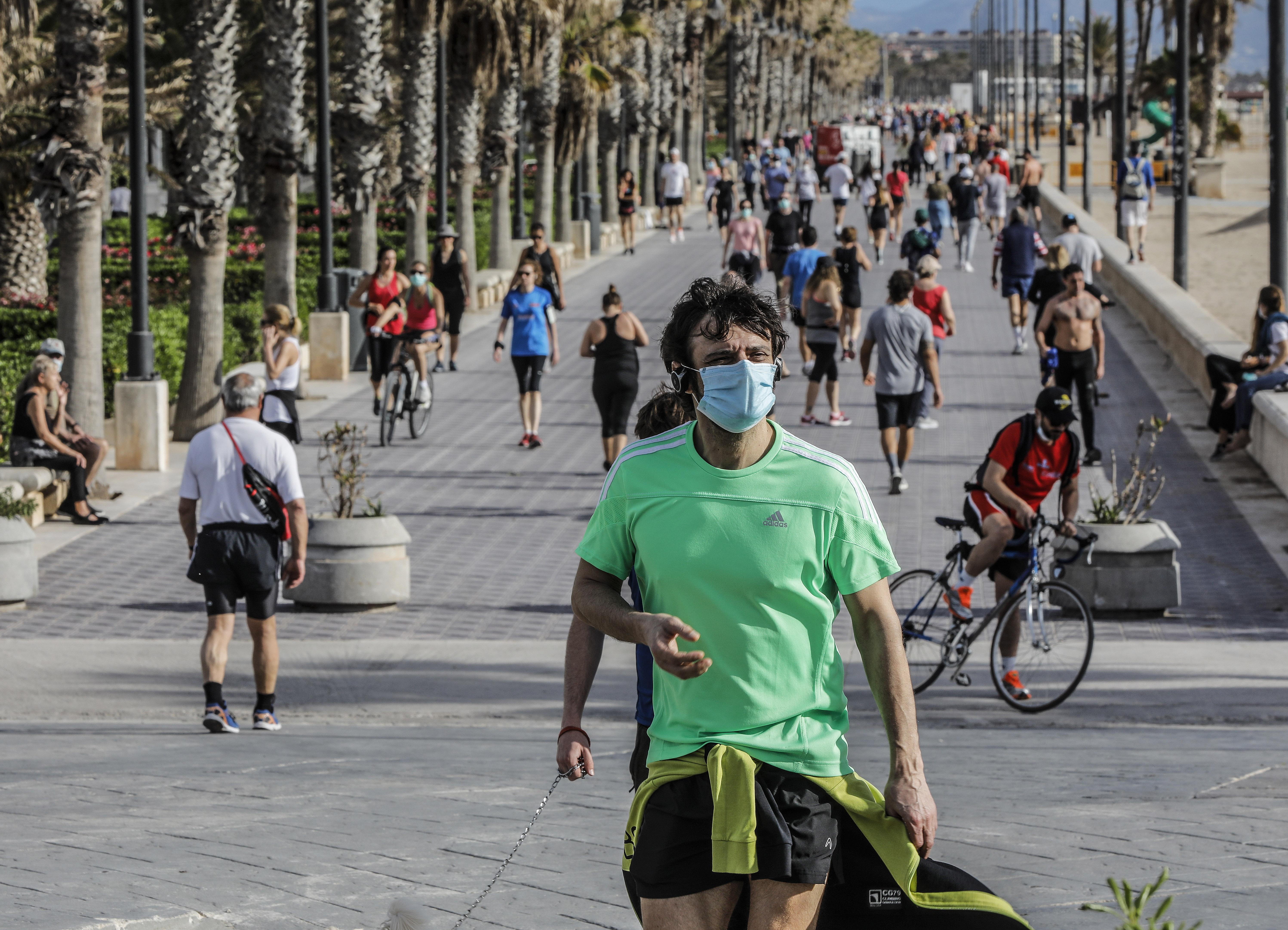 Deportistas en la playa de la Malvarrosa el primer día de salida en Valencia