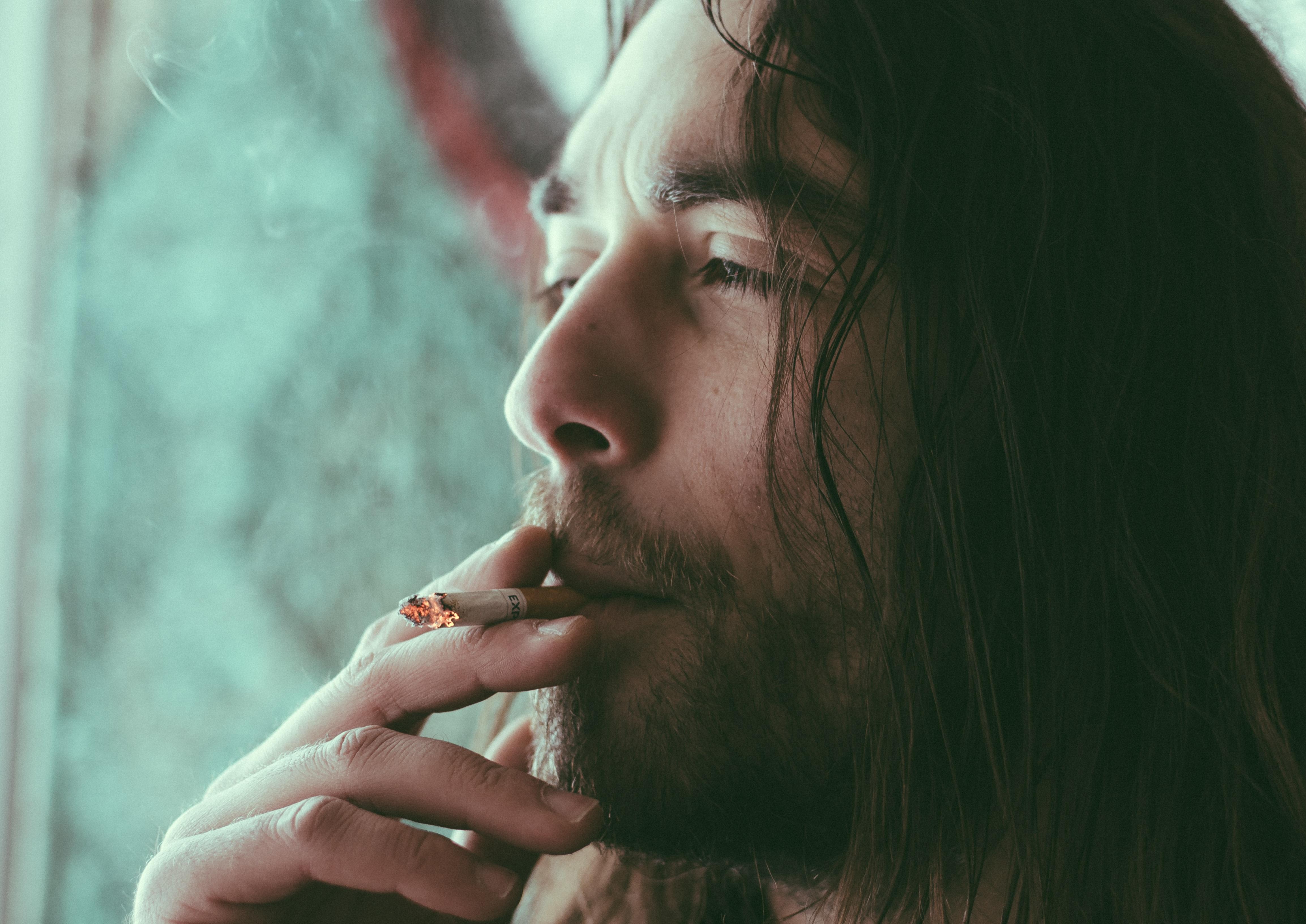 Hombre fumando. Giovanni Randisi para Unsplash