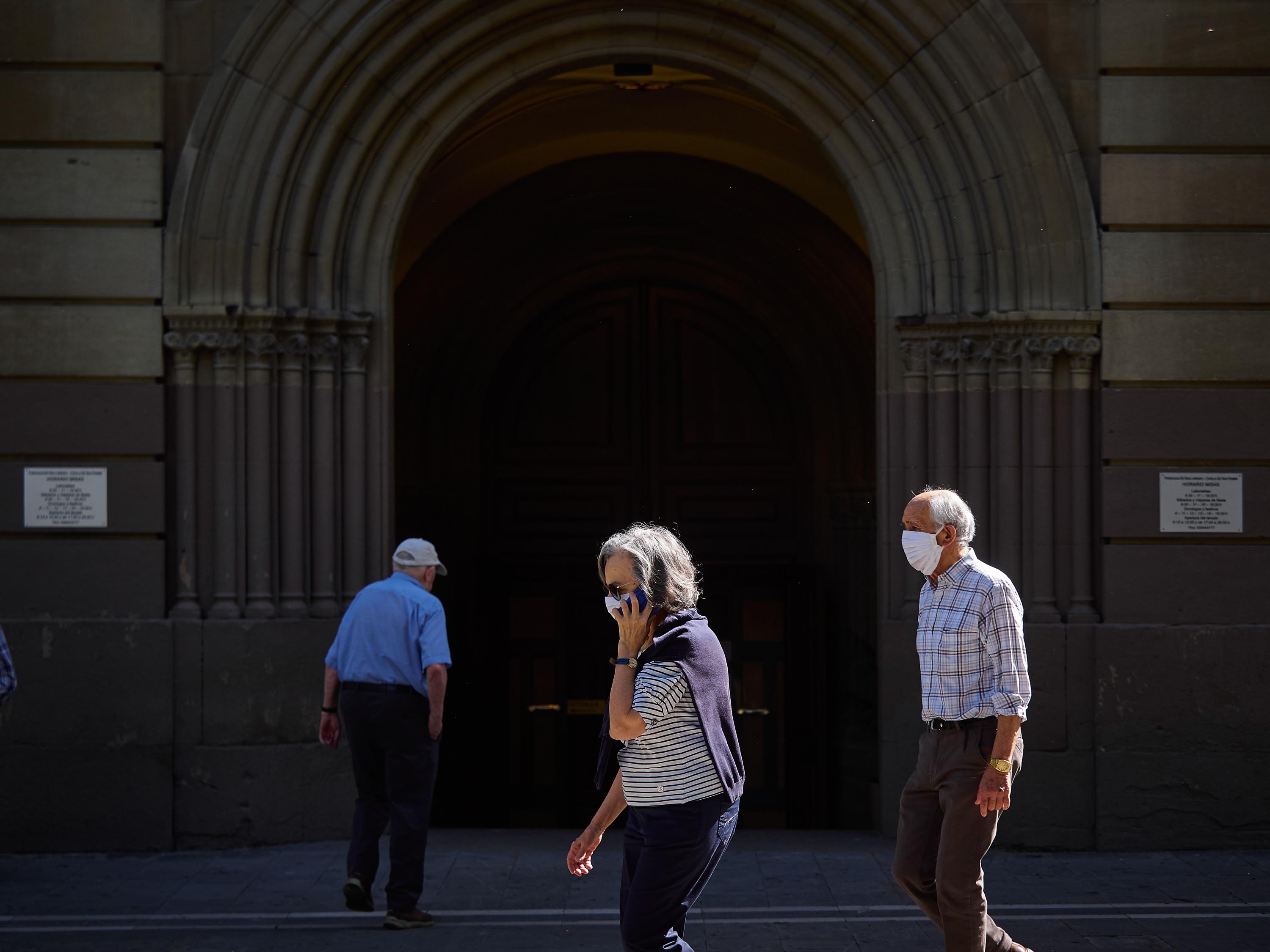 Transeúntes caminan al lado de la parroquia de San Lorenzo de Pamplona