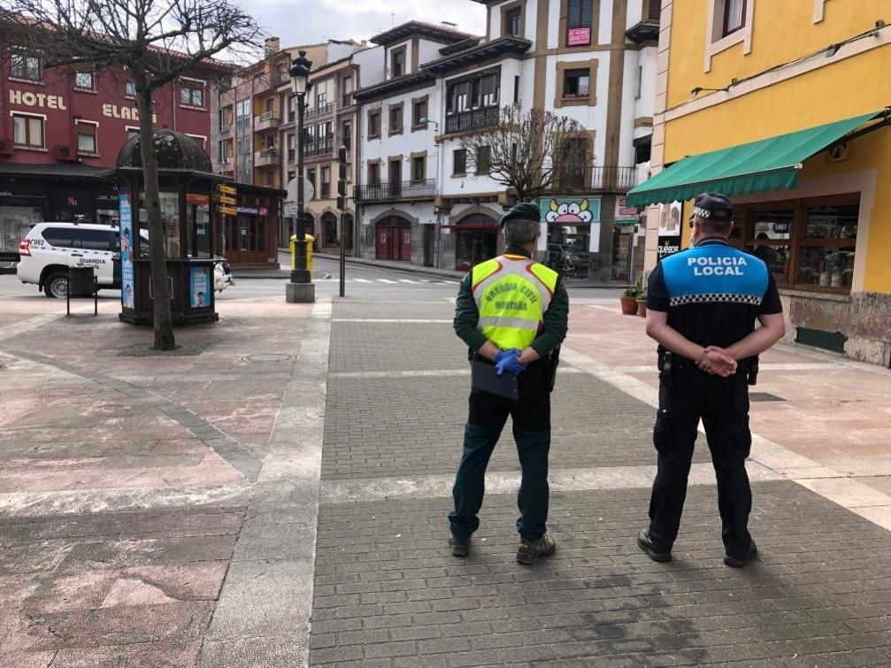 Agentes de la Policia Local y la Guardia Civil en Oviedo (Asturias)