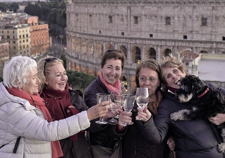 Fotografía de la cuenta de Instagram de Mercedes Milá junto a sus antiguas compañeras de colegio en Roma, durante el rodaje de su programa Scott y Mila, y donde les pilló el estallido de la crisis del coronavirus