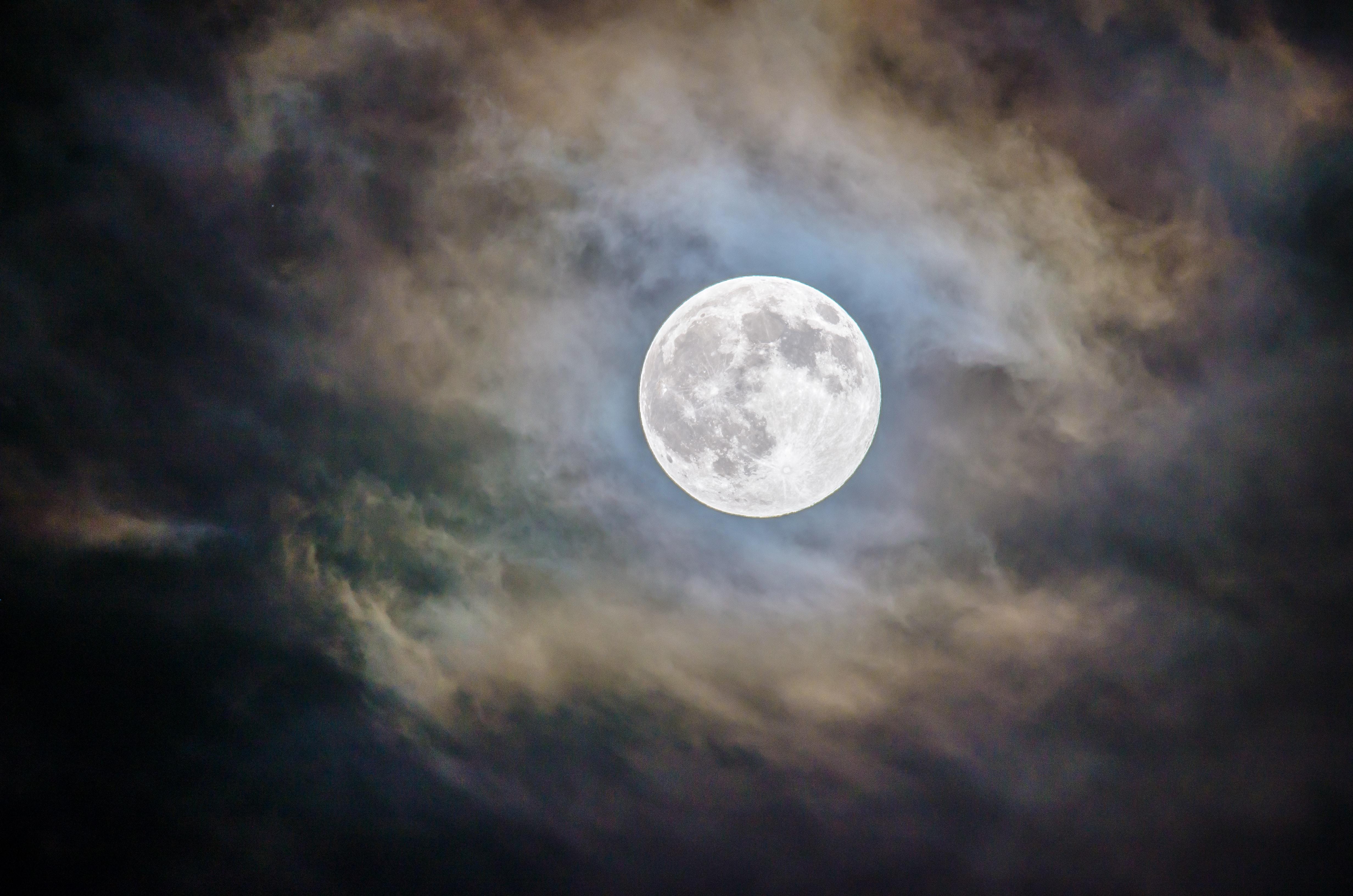 Hoy hay superluna y será la última del año