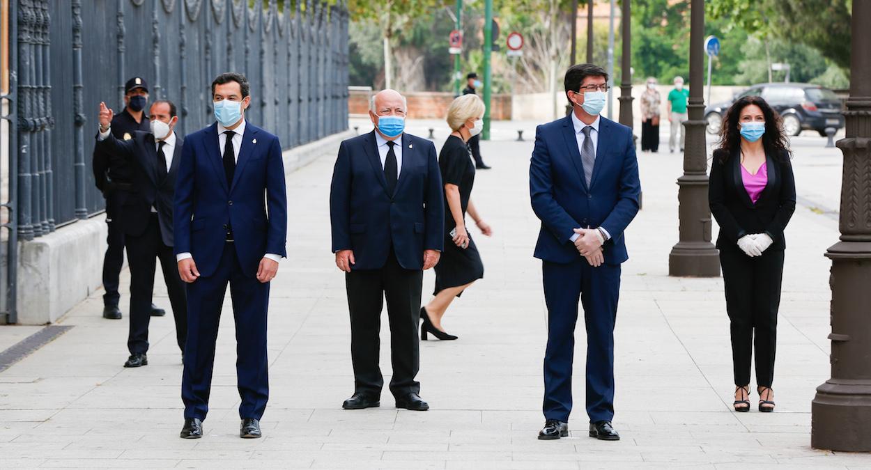 Juanma Moreno, Juan Marín y los consejeros Jesús Aguirre y Rocío Ruiz guardan un minuto de silencio en homenaje a las víctimas de la pandemia. EDUARDO BRIONES/EP