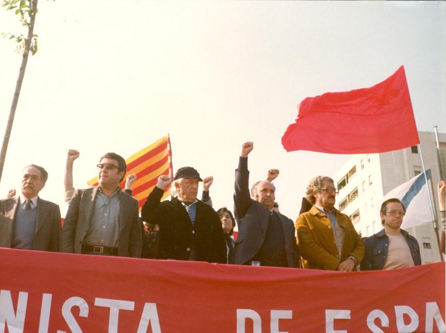 Mitin en San Blas (Madrid) de izquierda a derecha: Federico Melchor, Victor Diaz Cardiel, Rafael Alberti, Llopis, Juan Antonio Bardem y Luis Pérez Lara. Mayo de 1977. 