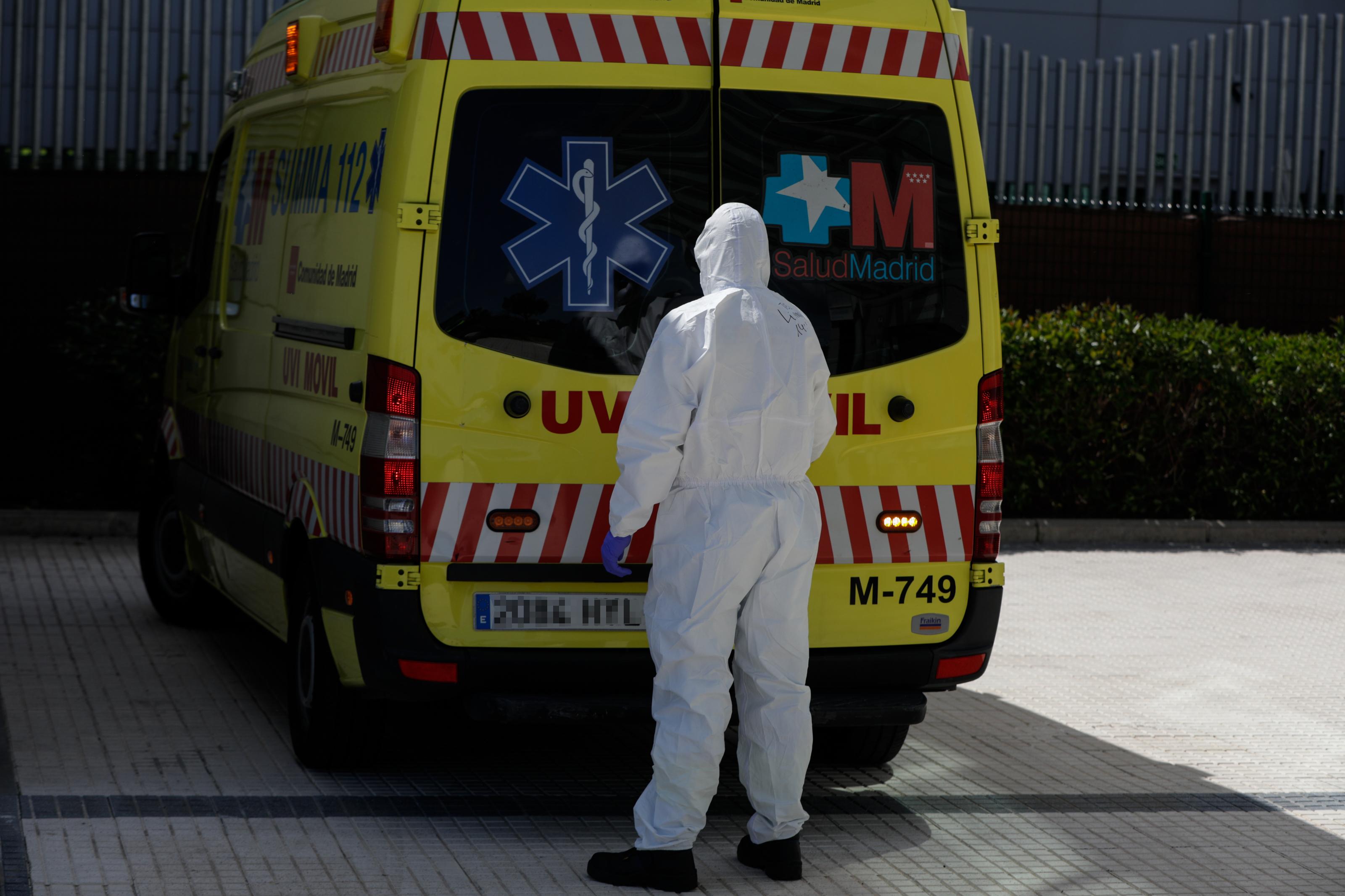 Una unidad móvil del SUMMA a su llegada al Hospital Puerta de Hierro. EP