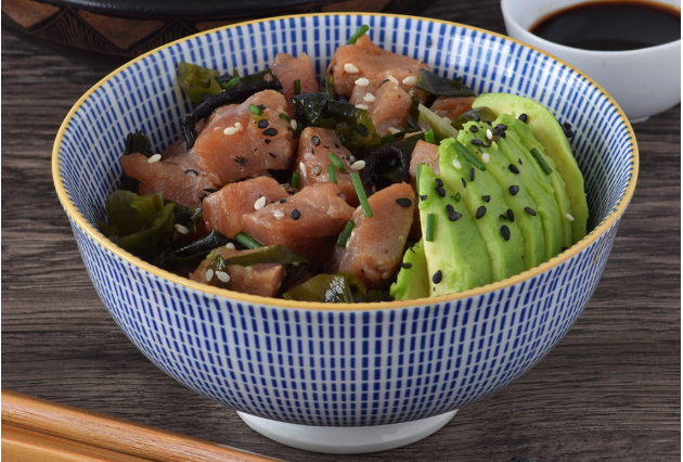 Ensalada poke de atún y algas con aguacate