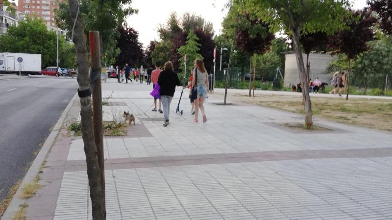 Madrileños disfrutando del paseo o haciendo deporte tras el confinamiento