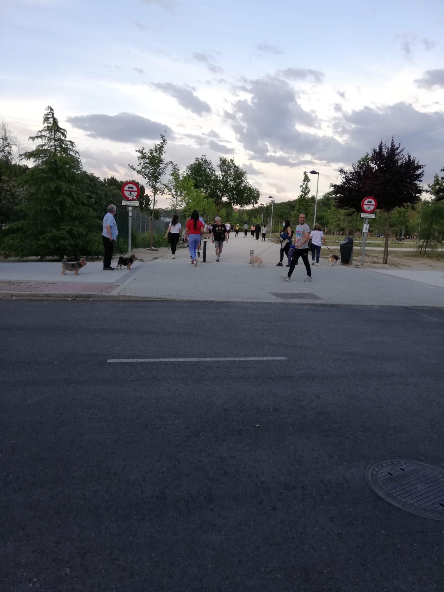 Madrileños disfrutando del paseo o haciendo deporte tras el confinamiento 