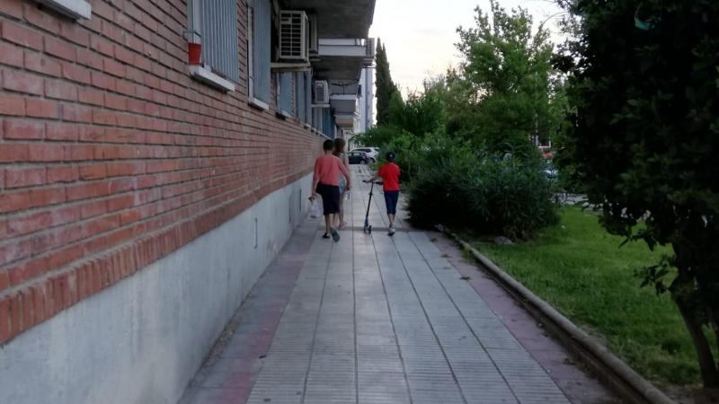 Madrileños disfrutando del paseo o haciendo deporte tras el confinamiento