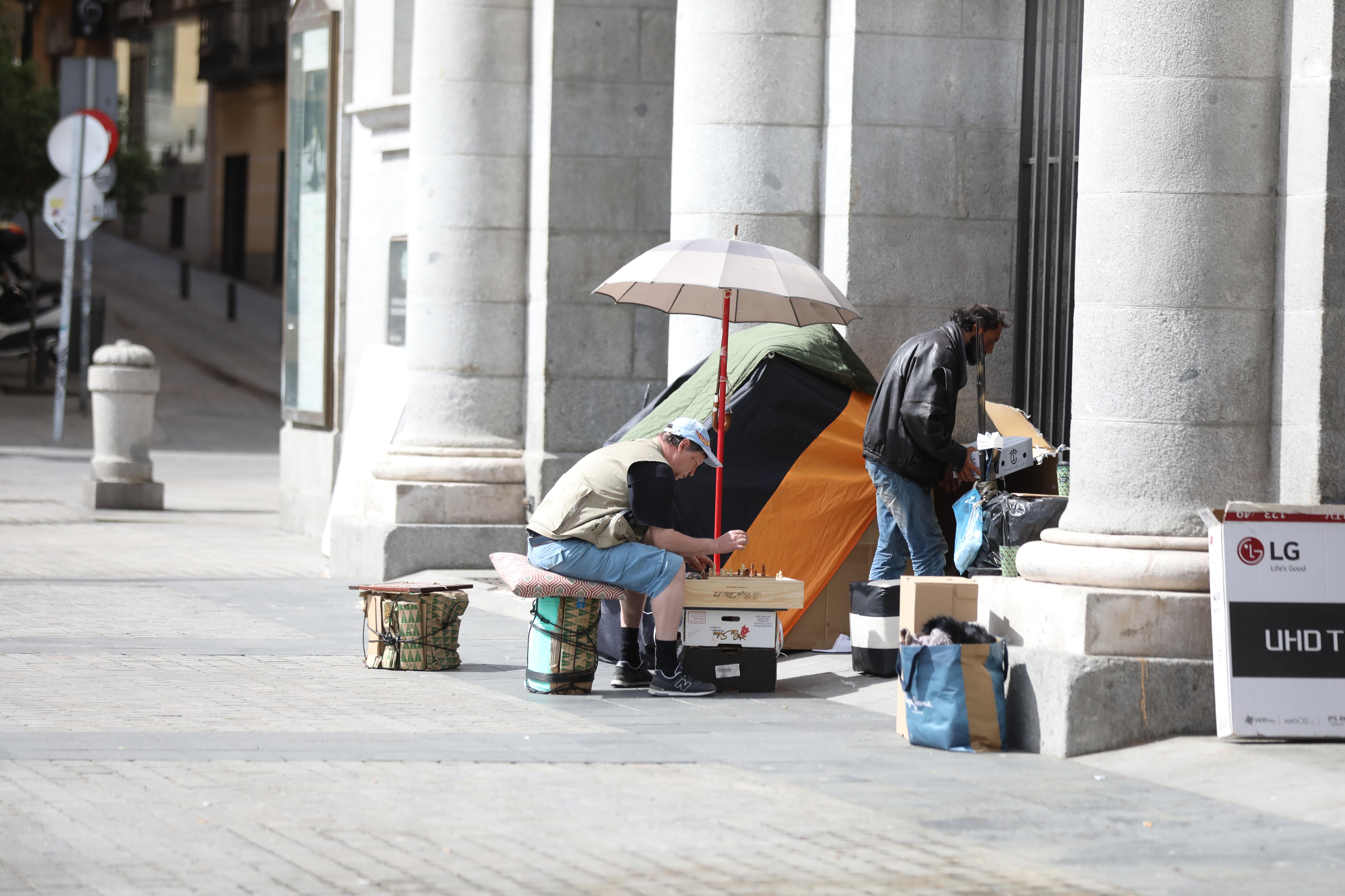 Varias personas sintecho en la Plaza Mayor de Madrid - Europa Press