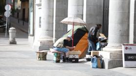 Varias personas sintecho en la Plaza Mayor de Madrid - Europa Press