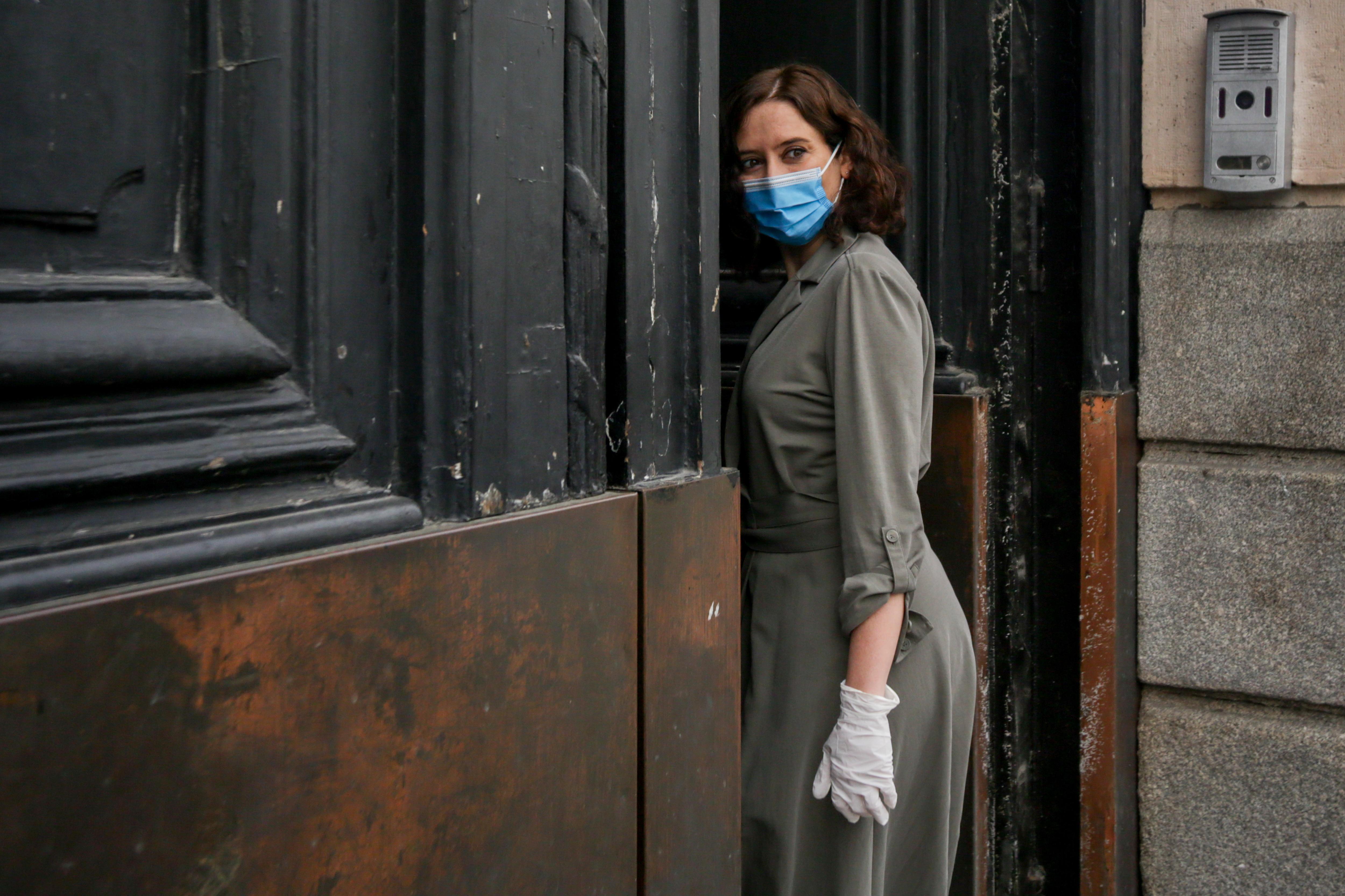  La presidenta de la Comunidad de Madrid, Isabel Díaz Ayuso, participa en el minuto de silencio por los fallecidos por el Covid-19, en Madrid (España) 