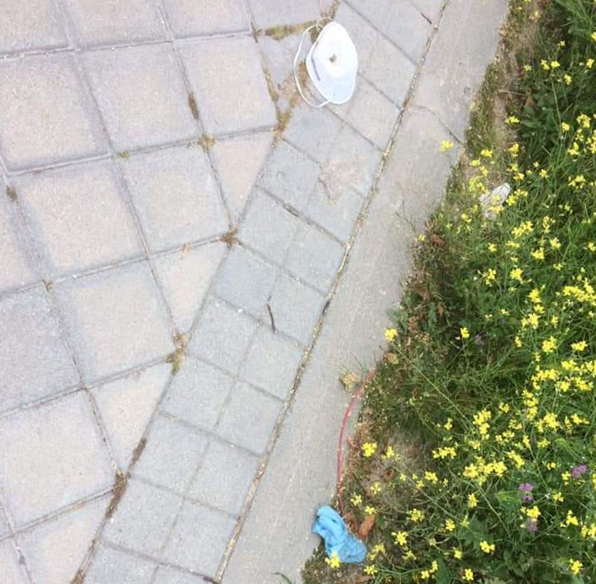 Basura en el suelo de un parque de Barajas