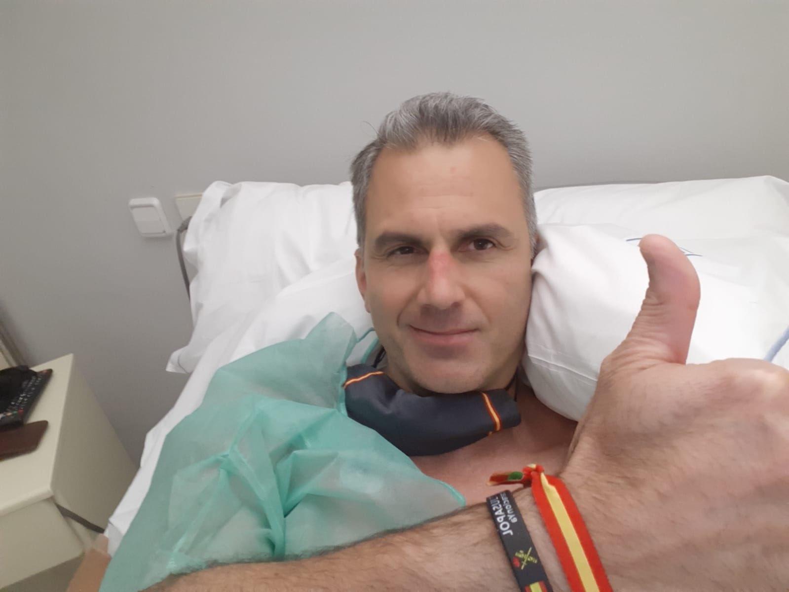 Javier Ortega Smith en una cama del hospital y con una mascarilla con la bandera de España. Fuente: Twitter.