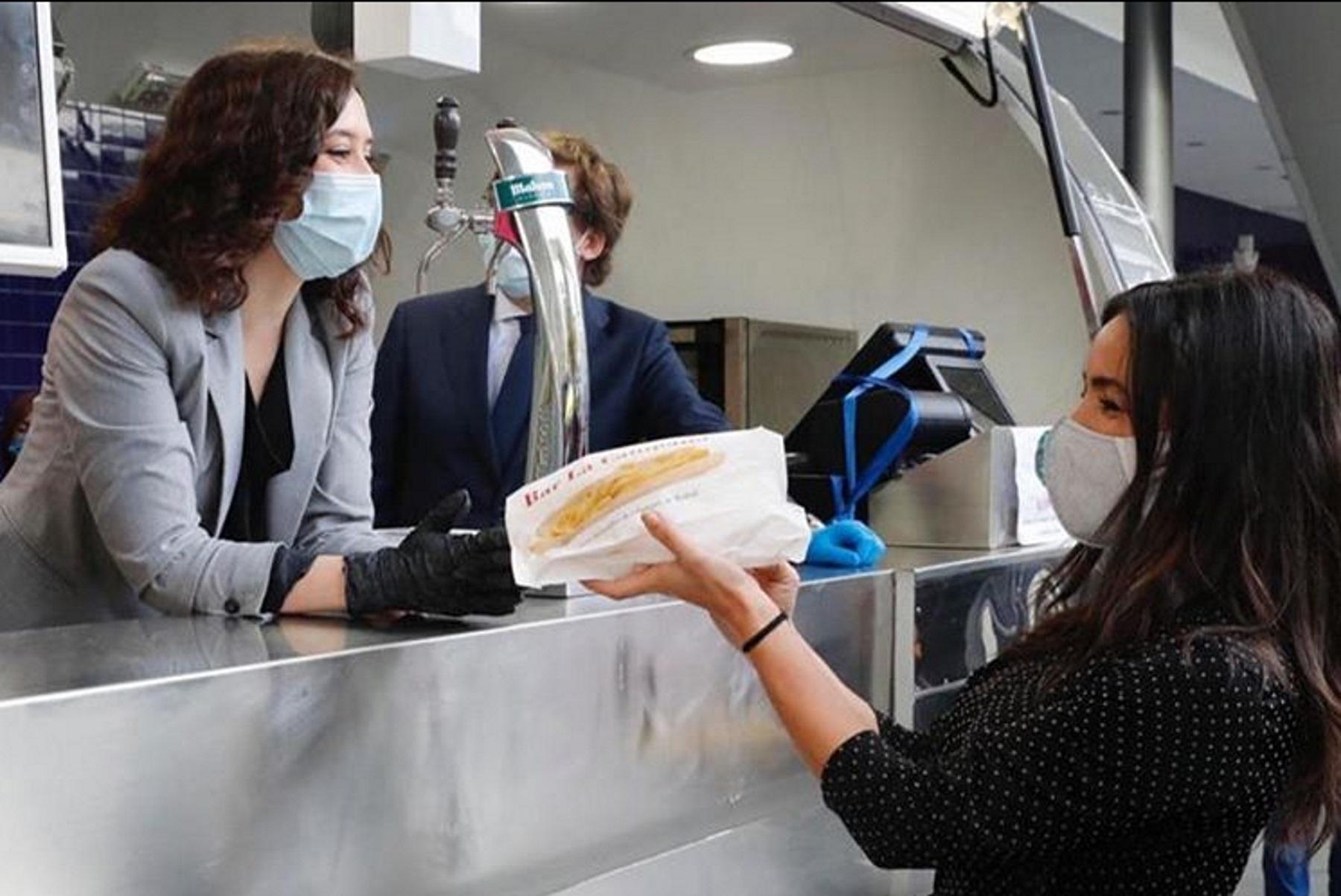 Isabel Díaz Ayuso, José Luis Martínez Almeida y Begoña Villacís, repartiendo bocatas de calamares en Ifema