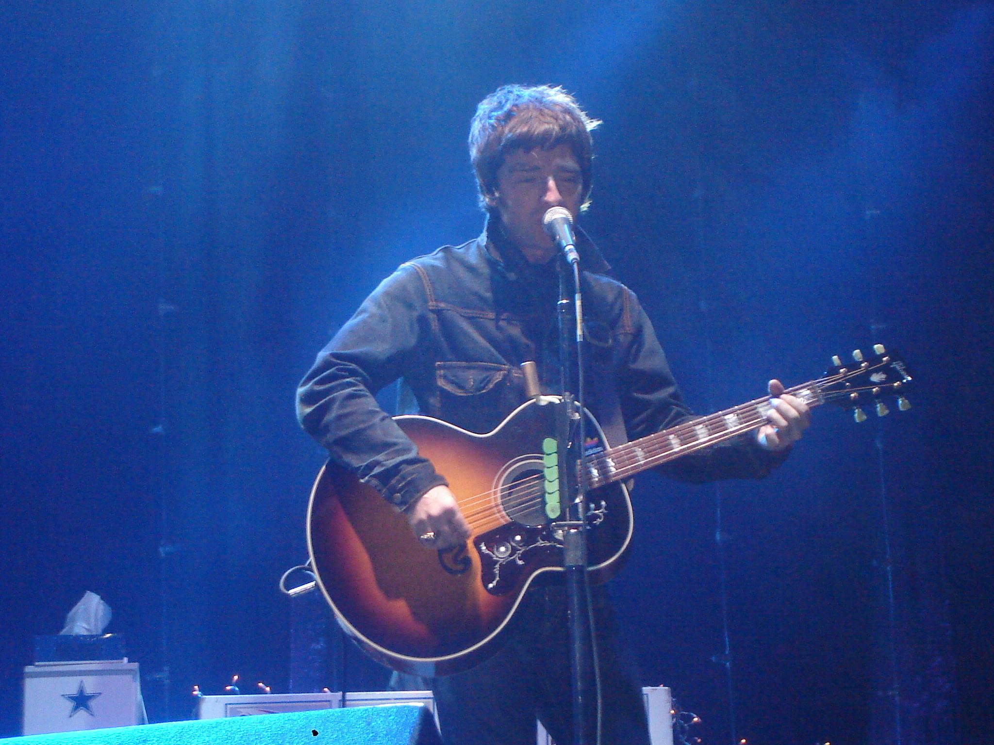 Noel Gallagher actuando en Belfast, 2005