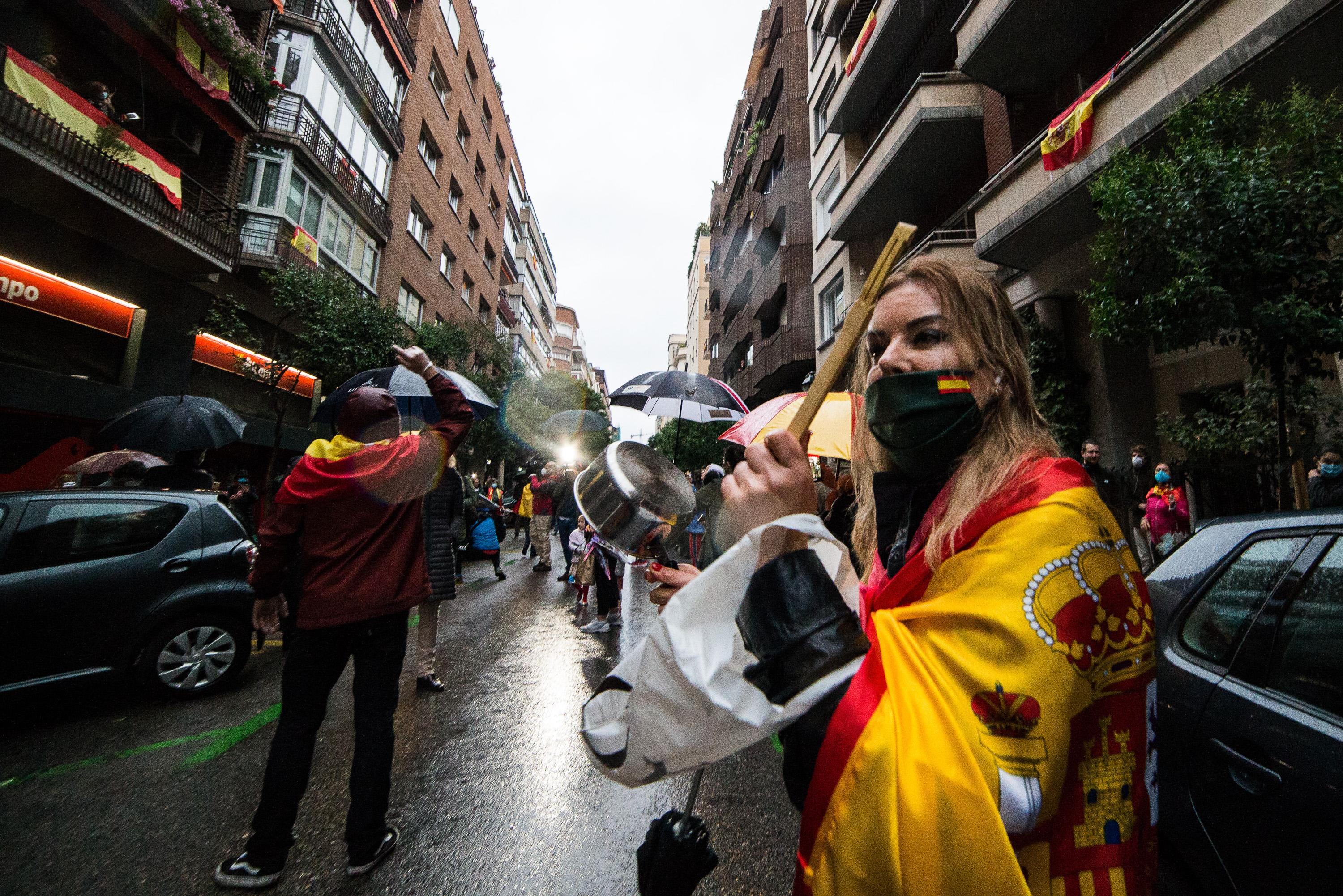 Una mujer golpea una cacerola en señal durante la concentración de los vecinos del barrio de Salamanca. EP