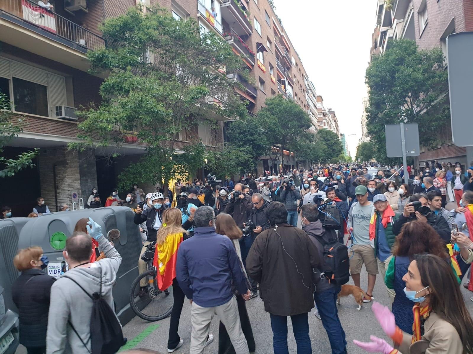 Decenas de personas se saltan el confinamiento y protestan contra el Gobierno en el barrio de Salamanca. Europa Press.