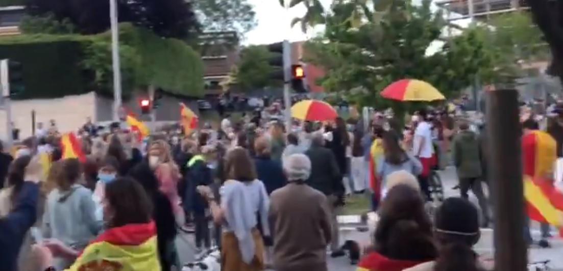 Manifestantes en Aravaca contra el Gobierno