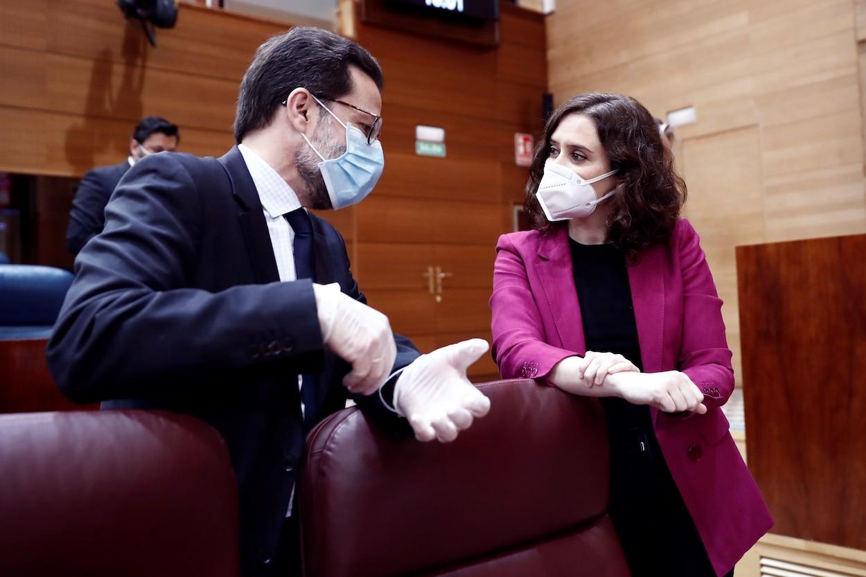 La presidenta de la Comunidad de Madrid, Isabel Díaz Ayuso conversa con el consejero de Hacienda, Javier Fernández - Lasquetty