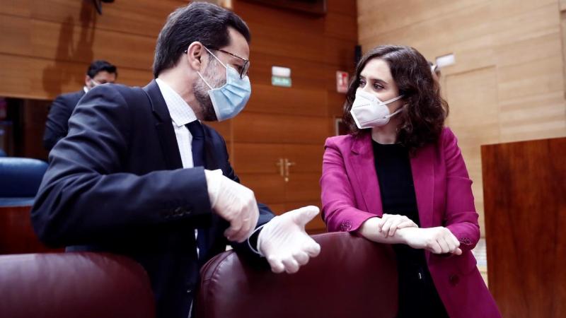 La presidenta de la Comunidad de Madrid, Isabel Díaz Ayuso conversa con el consejero de Hacienda, Javier Fernández - Lasquetty