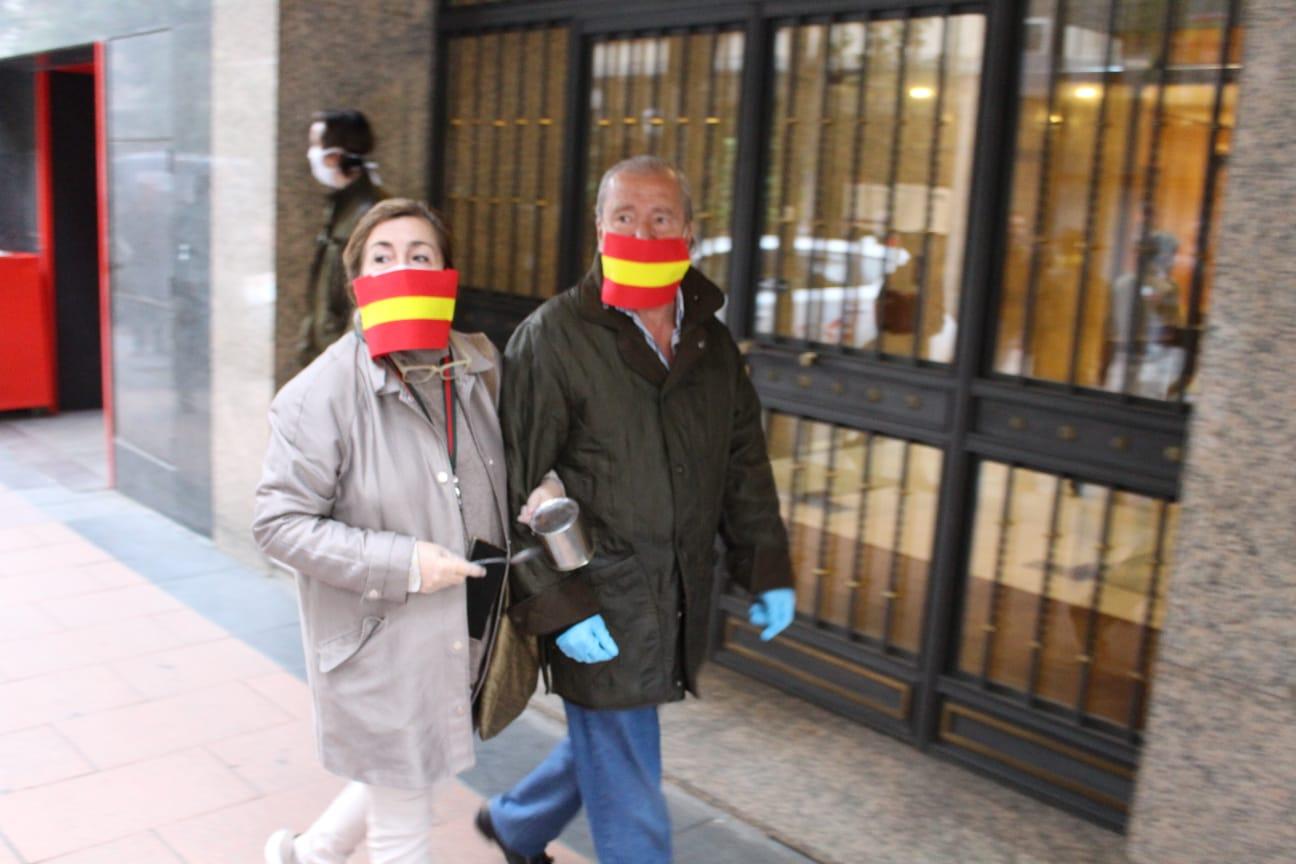 Matrimonio con la bandera de España en la manifestación del barrio de Salamanca