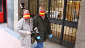 Matrimonio con la bandera de España en la manifestación del barrio de Salamanca