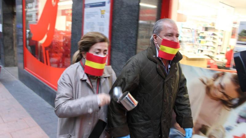 Matrimonio con la bandera de España en el barrio de Salamanca