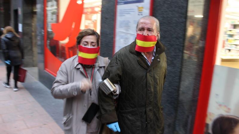 Matrimonio con la bandera de España en el barrio de Salamanca