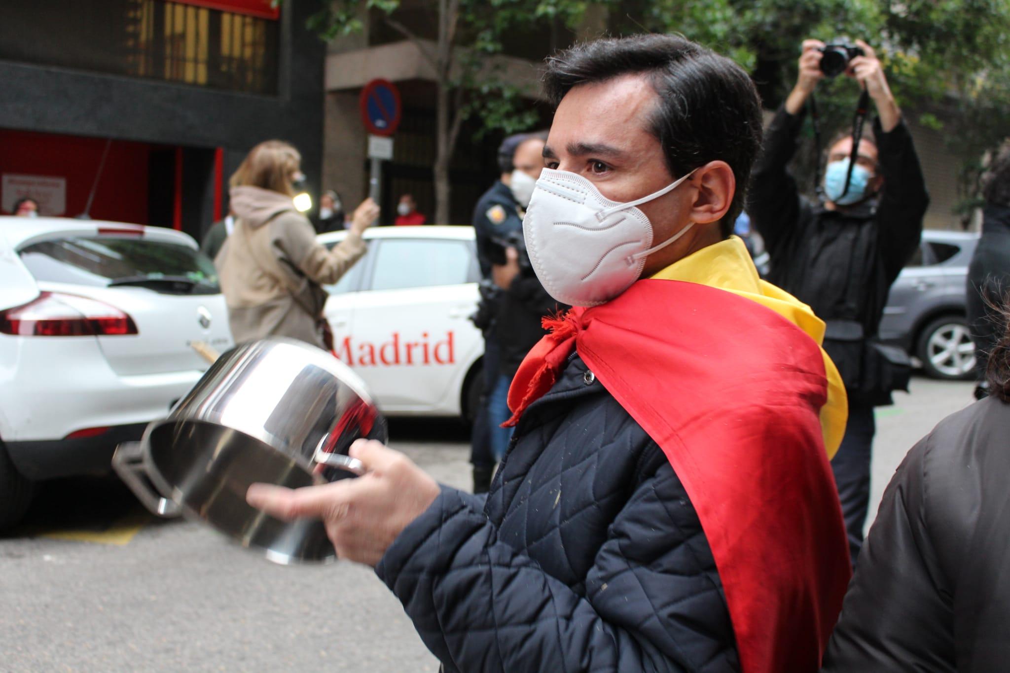 Un joven con una cazuela en las protestas contra el Gobierno de Sánchez