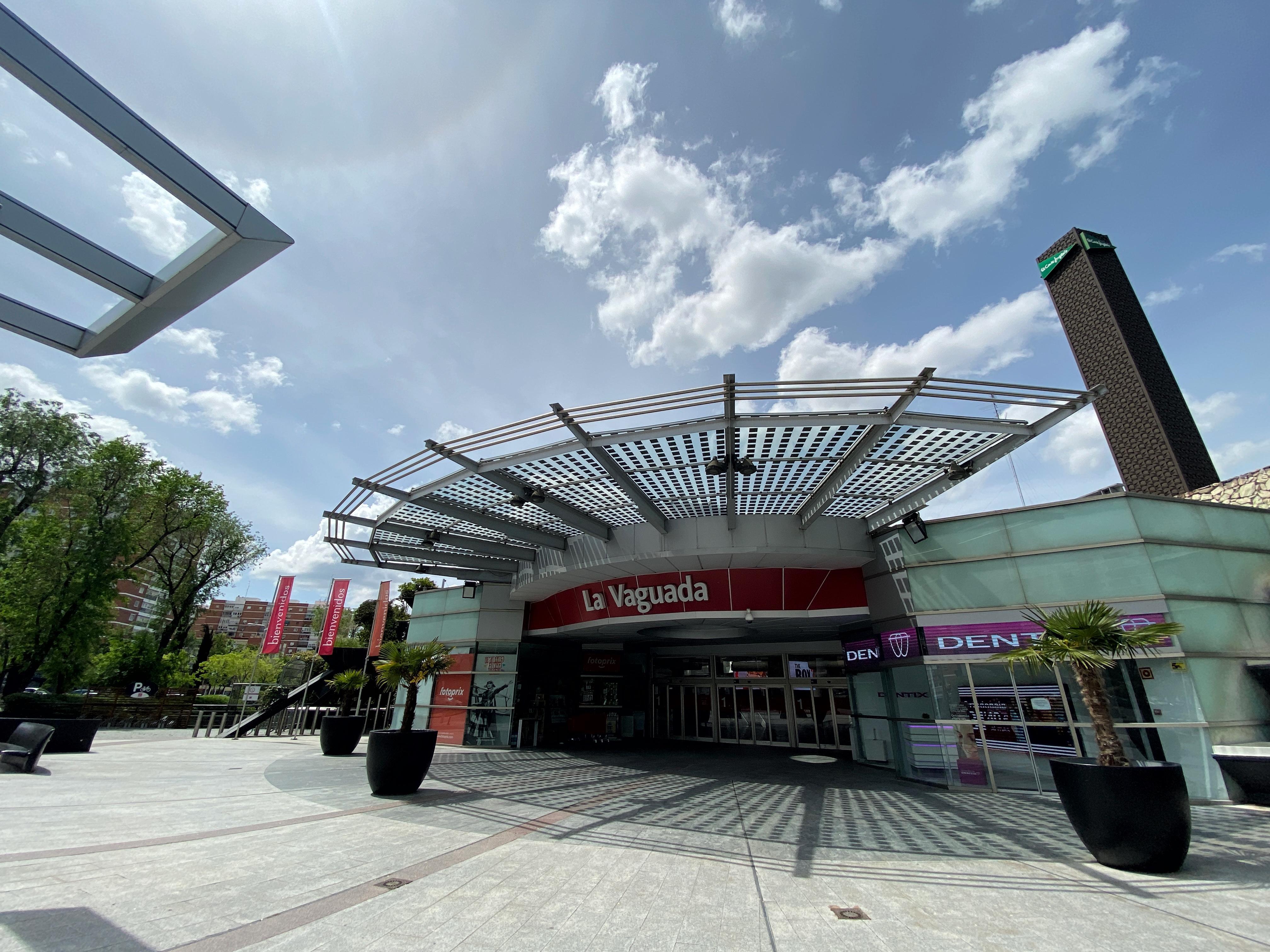 Puerta del centro comercial La Vaguada ubicado en el barrio del Pilar de Madrid