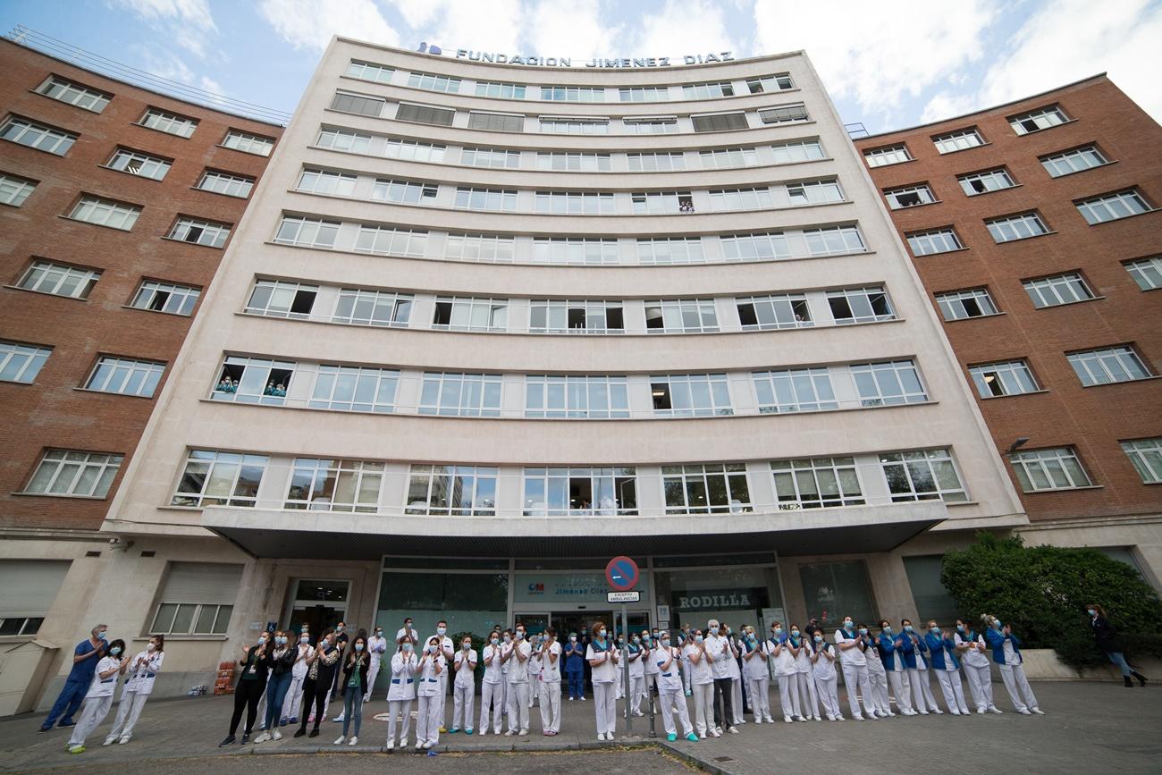 Sanitarios de la Fundación Jiménez Díaz de Madrid agradecen el homenaje de la ciudadanía