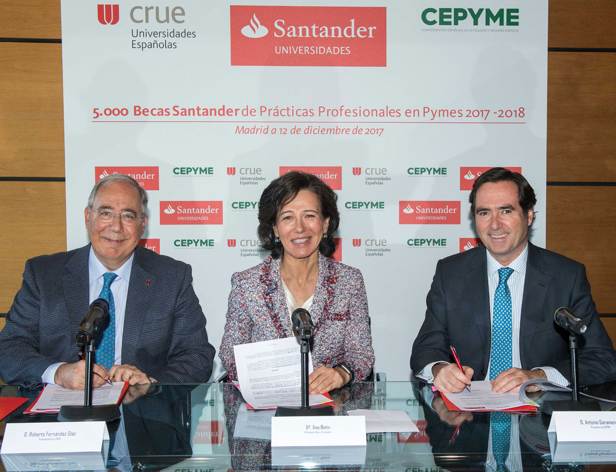 La presidenta de Banco Santander, Ana Botín, el presidente de Crue Universidades Españolas, Roberto Fernández, y el presidente de la Confederación Española de la Pequeña y Mediana Empresa (CEPYME), Antonio Garamendi, firmando el acuerdo de becas