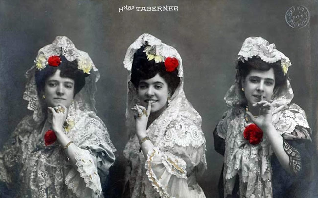 Las hermanas Taberner con mantilla (Fuente:consuelitoyotrasbellasdelcuple.blogspot.com)