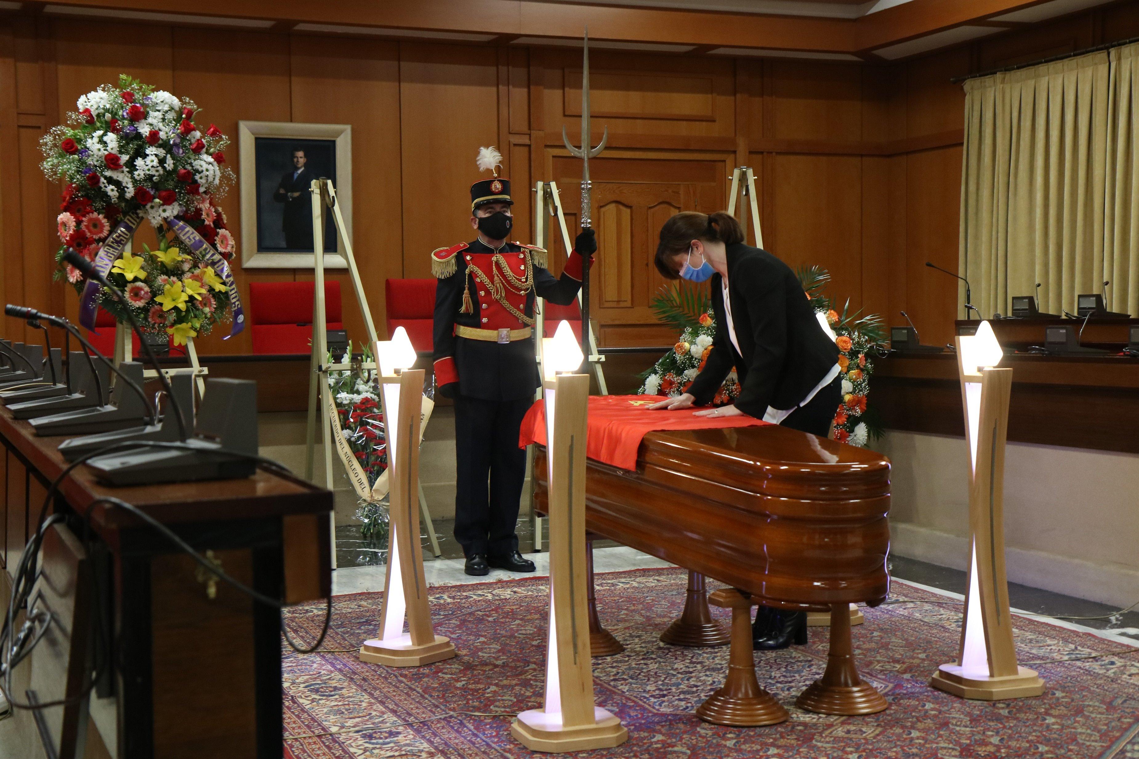 La capilla ardiente de Julio Anguita en el Ayuntamiento de Córdoba. Fuente: EP.